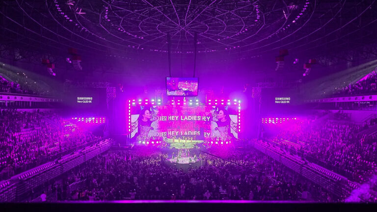 Momen Spektakuler Konser Rossa “Here I Am” Diperkuat Samsung TV Vision AI & Neo QLED 8K