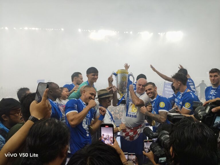 Rayakan Kemenangan PERSIB Bersama vivo V50 Lite, Smartphone Andalan Para Penikmat Bola